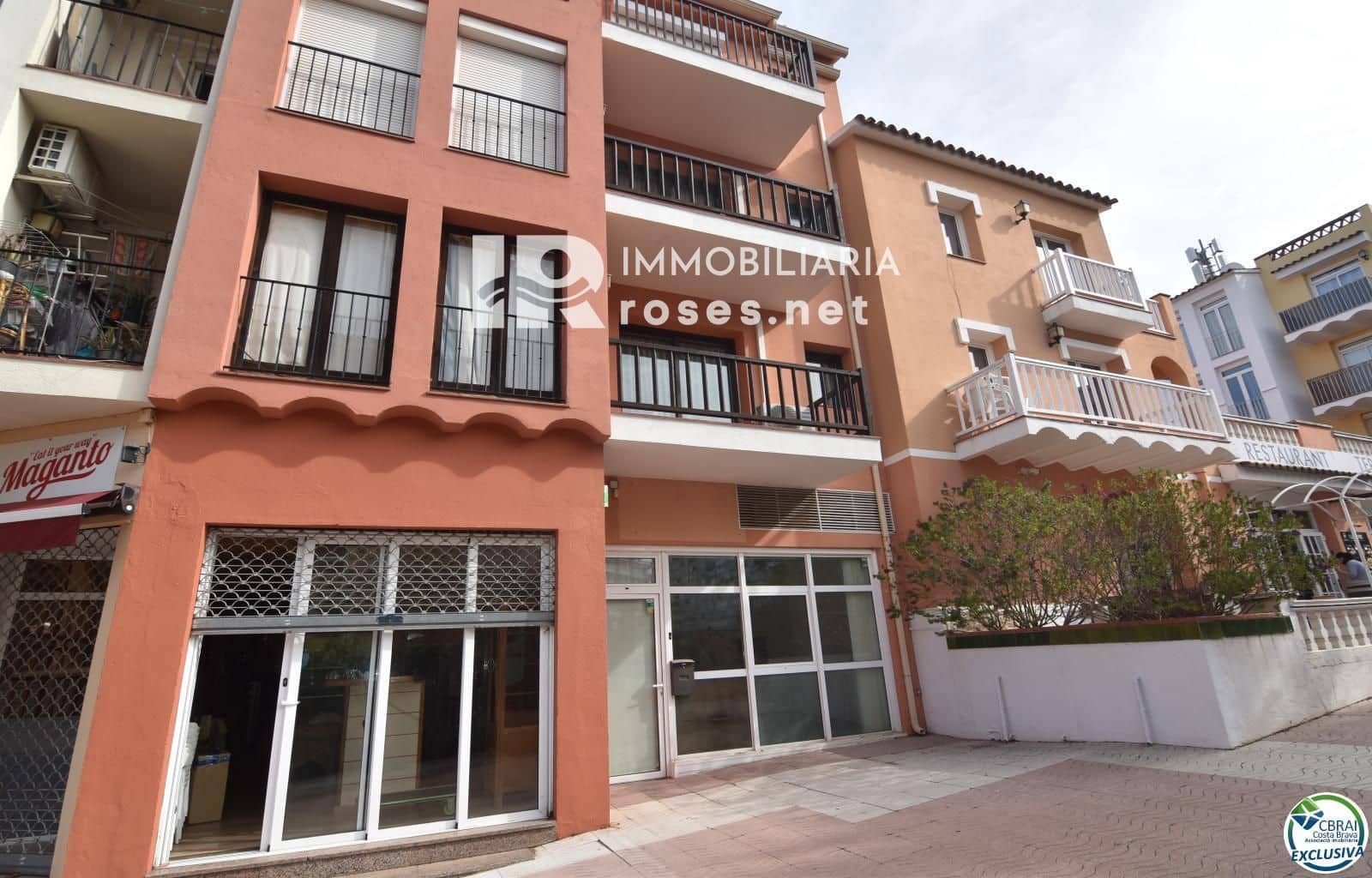 Erhverv til salg i Empuriabrava med garage - € 145.000 (Ref: 8880340)