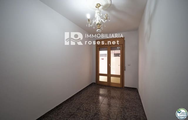 3 slaapkamer Flat te koop in Roses - € 199.000 (Ref: 8884817)