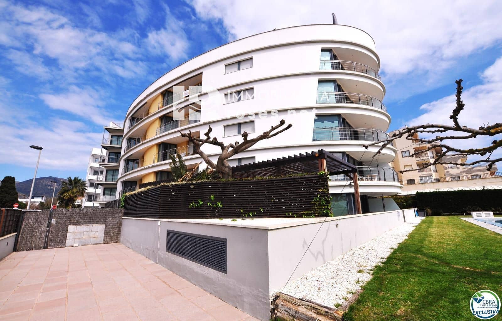 2 slaapkamer Flat te koop in Roses met zwembad - € 570.000 (Ref: 8905802)