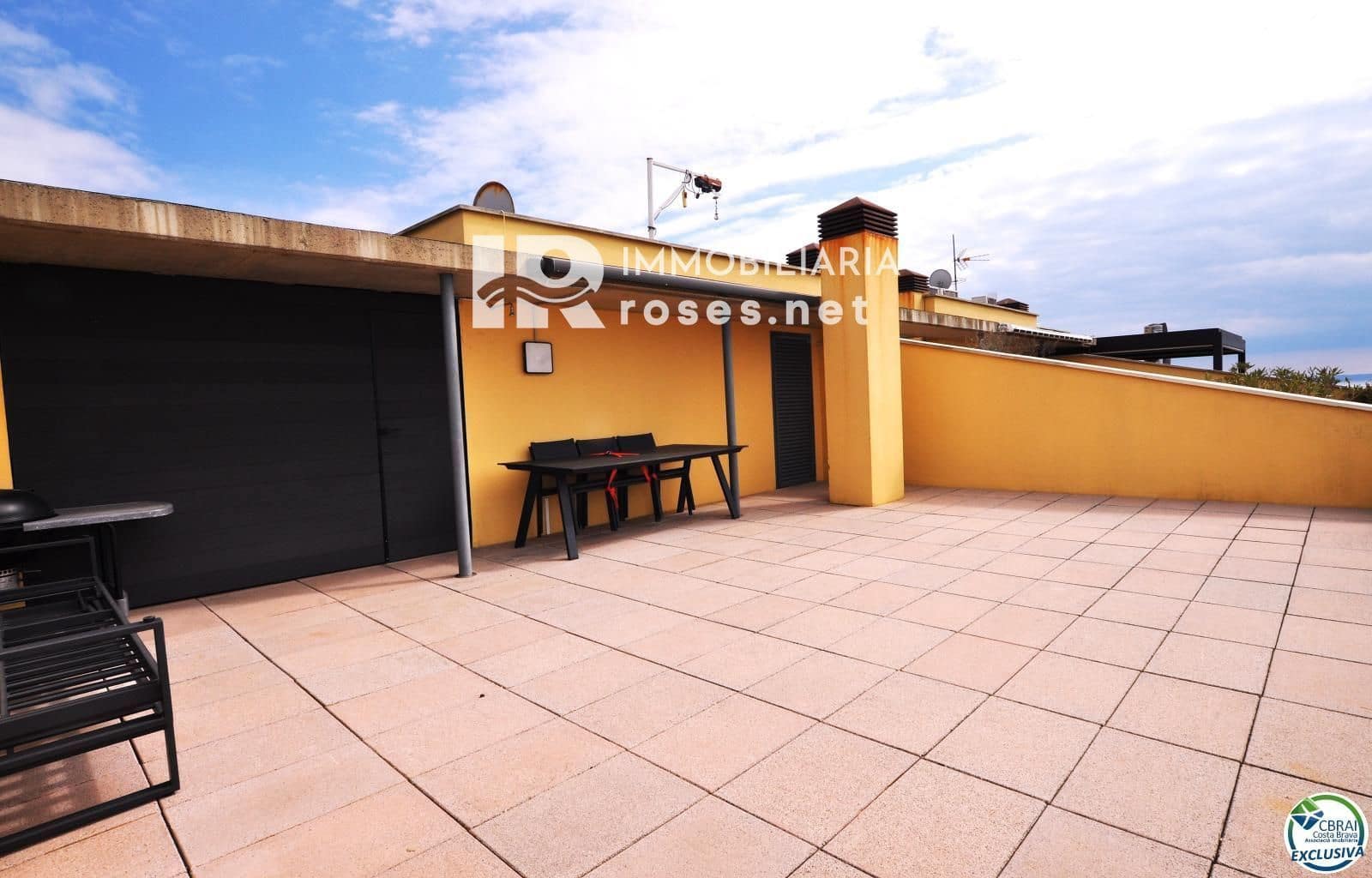 2 slaapkamer Flat te koop in Roses met zwembad - € 570.000 (Ref: 8905802)