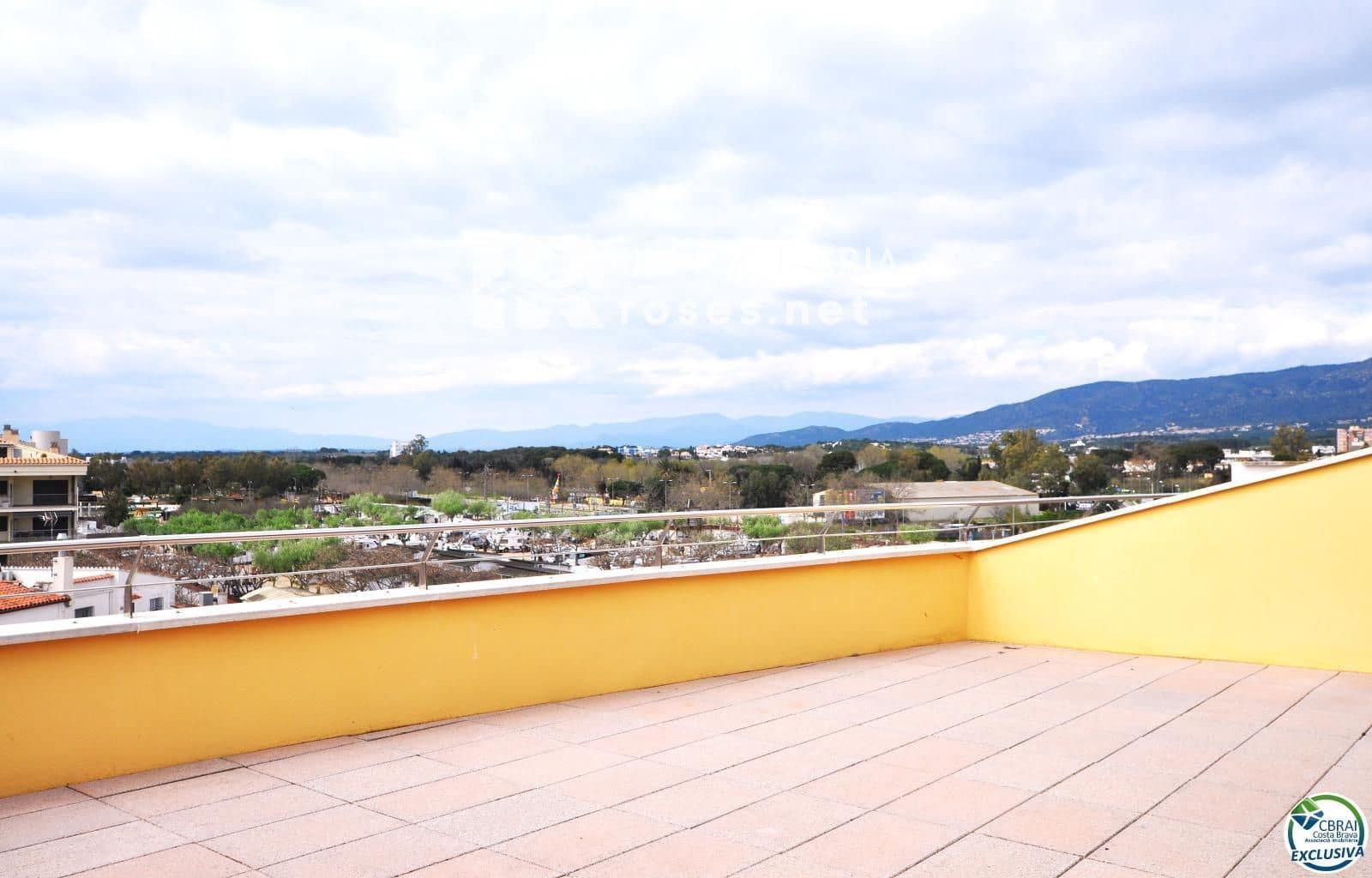 2 slaapkamer Flat te koop in Roses met zwembad - € 570.000 (Ref: 8905802)