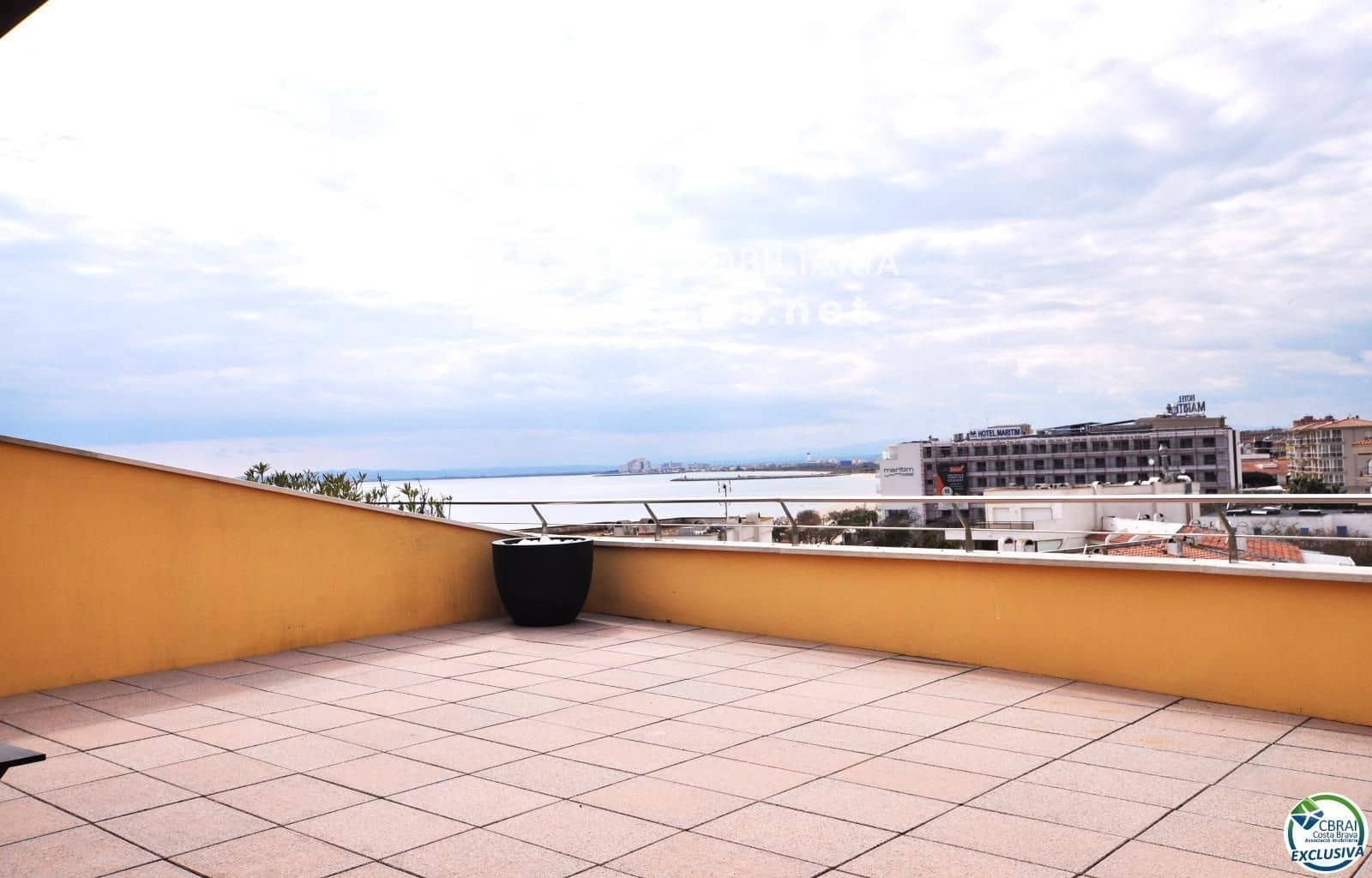 2 slaapkamer Flat te koop in Roses met zwembad - € 570.000 (Ref: 8905802)