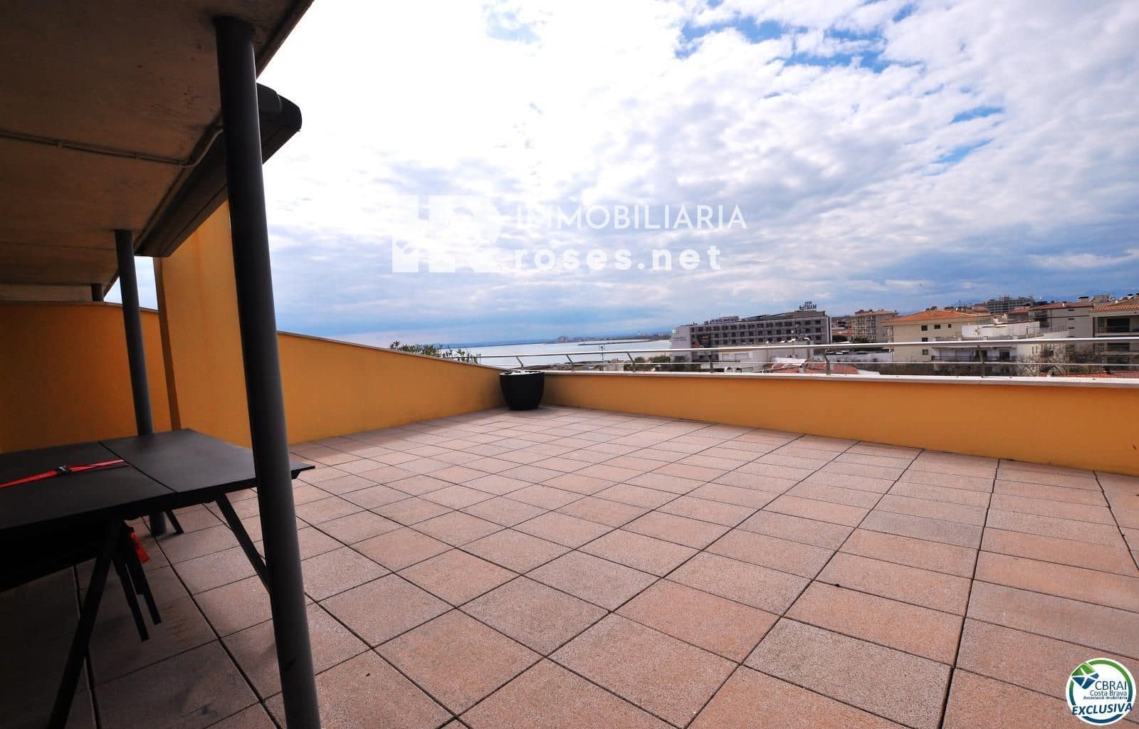 2 slaapkamer Flat te koop in Roses met zwembad - € 570.000 (Ref: 8905802)