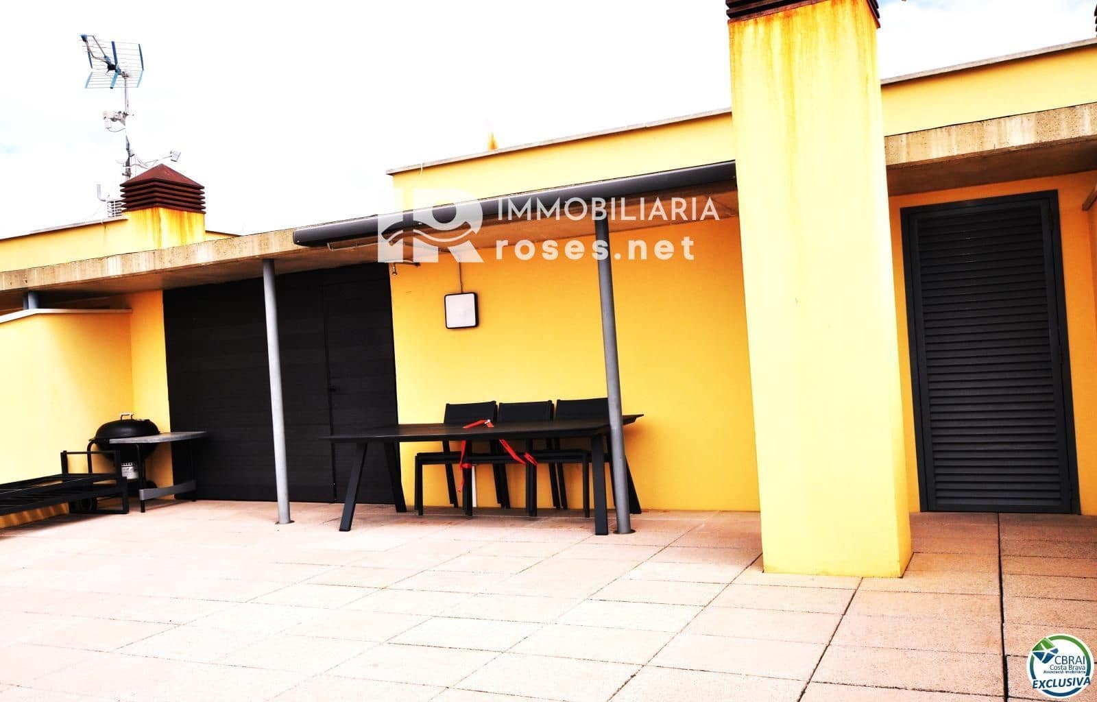 2 slaapkamer Flat te koop in Roses met zwembad - € 570.000 (Ref: 8905802)