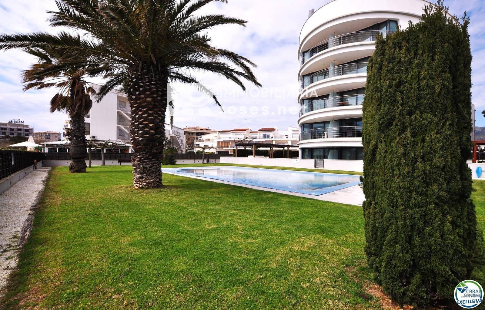 2 slaapkamer Flat te koop in Roses met zwembad - € 570.000 (Ref: 8905802)