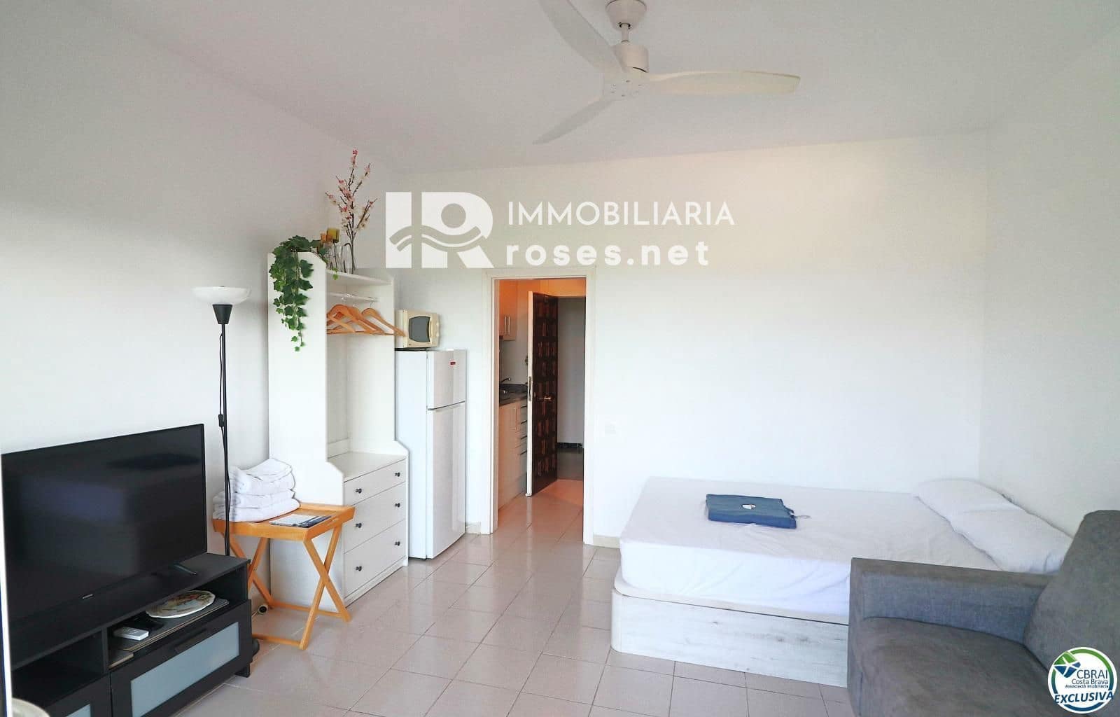 Flat for sale in Roses with pool - € 99,000 (Ref: 8913497)