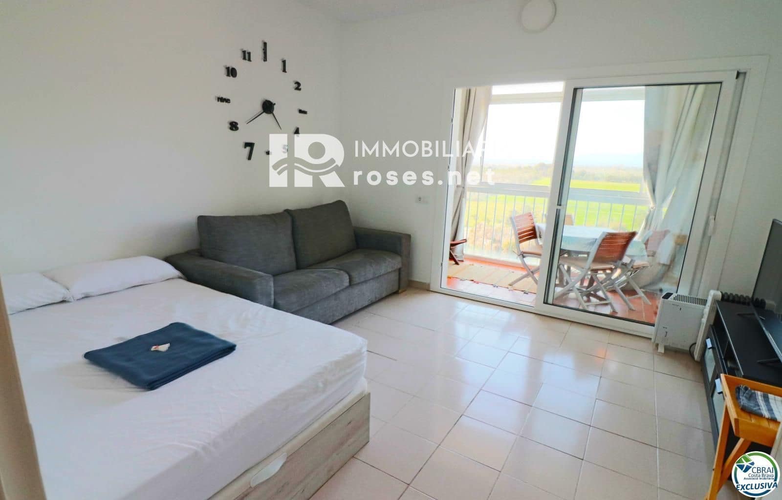 Flat for sale in Roses with pool - € 99,000 (Ref: 8913497)
