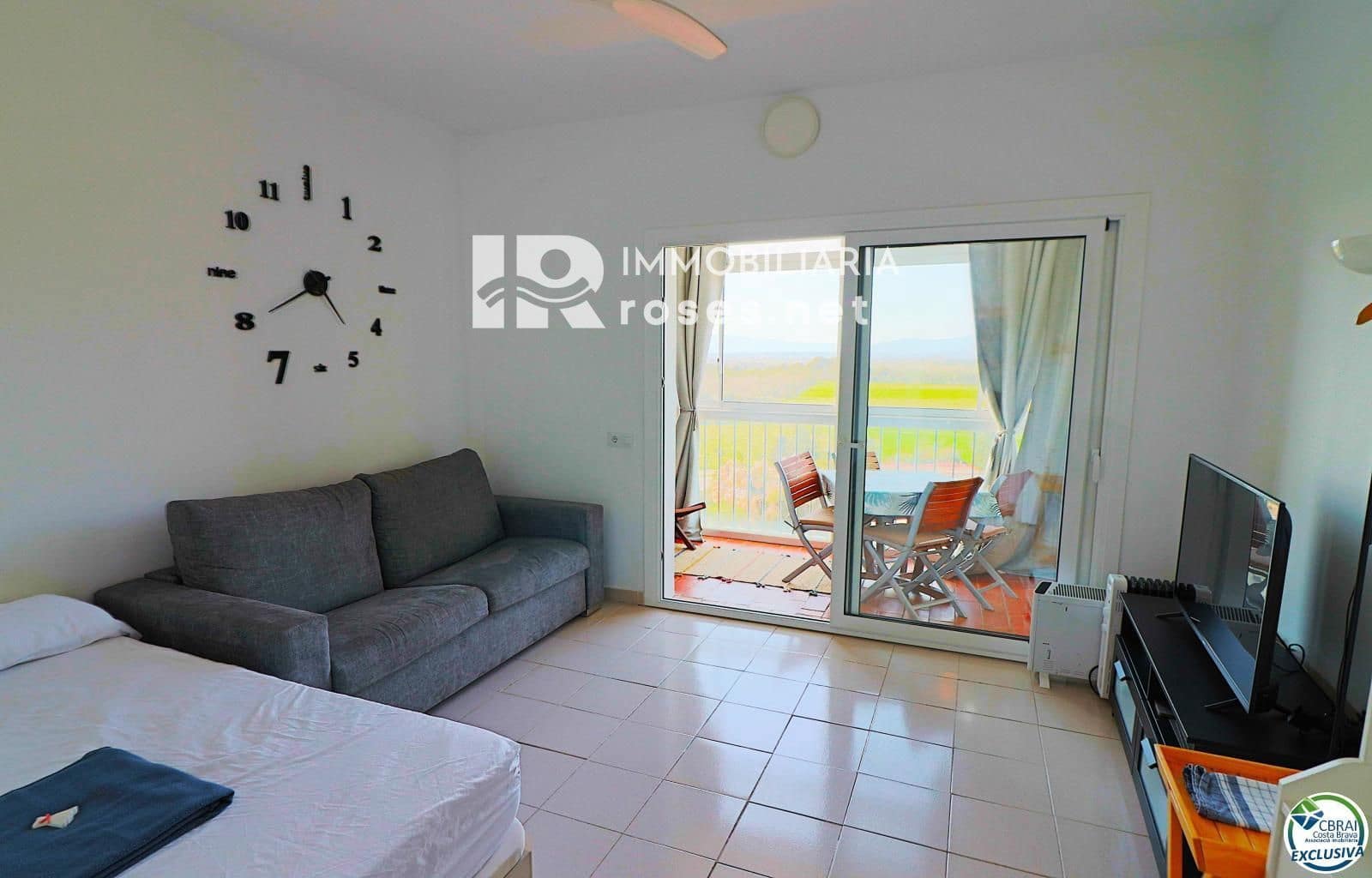 Flat for sale in Roses with pool - € 99,000 (Ref: 8913497)