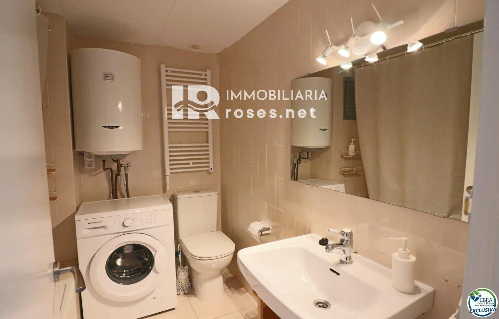 Flat for sale in Roses with pool - € 99,000 (Ref: 8913497)