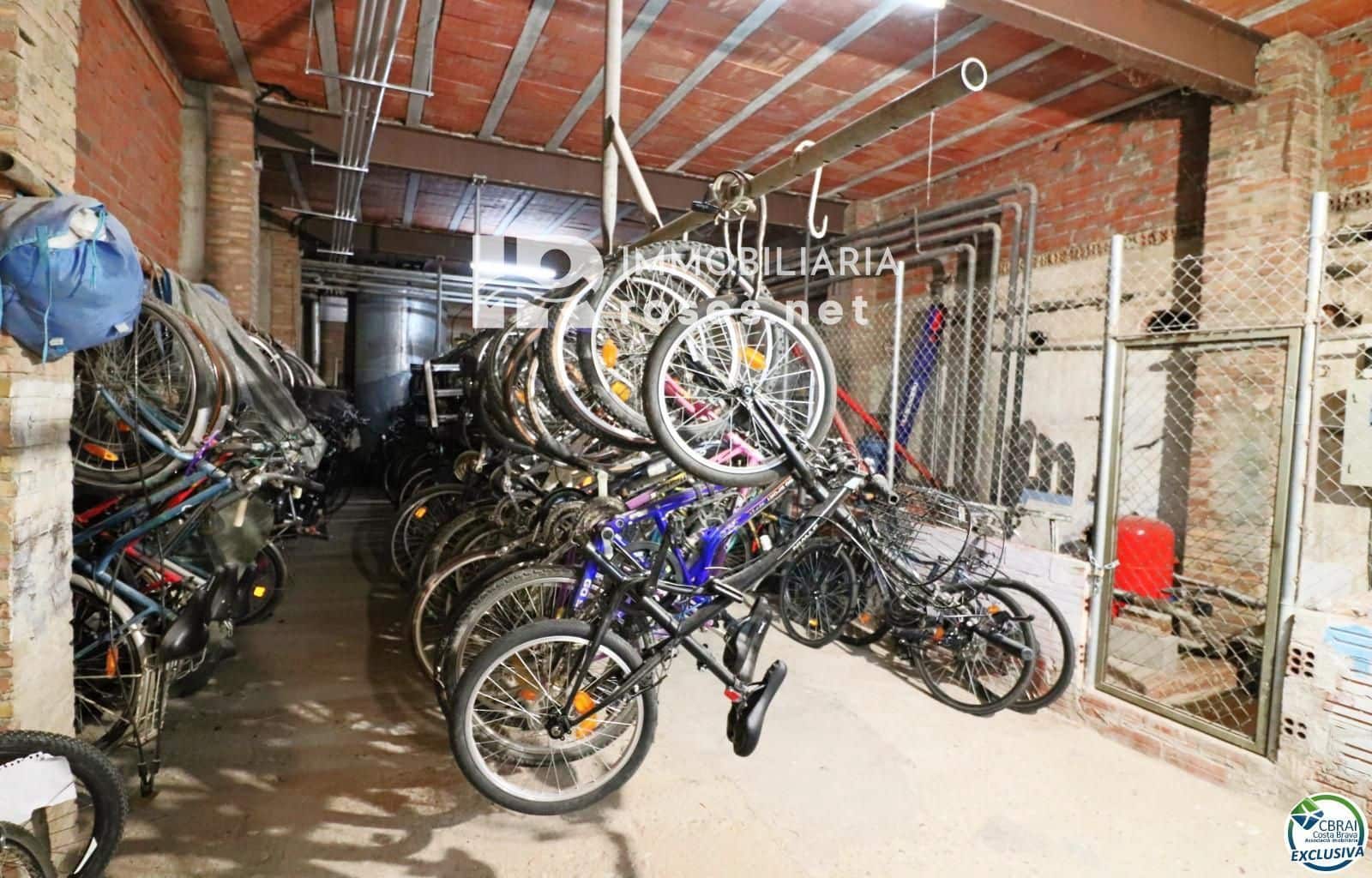 Flat for sale in Roses with pool - € 99,000 (Ref: 8913497)