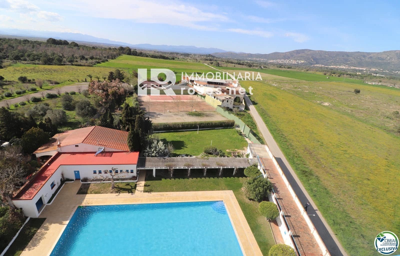 Flat for sale in Roses with pool - € 99,000 (Ref: 8913497)