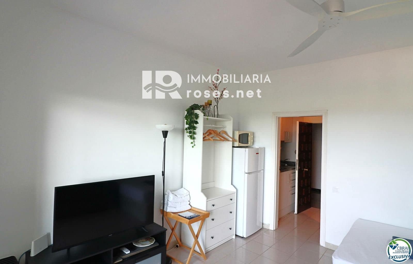 Flat for sale in Roses with pool - € 99,000 (Ref: 8913497)