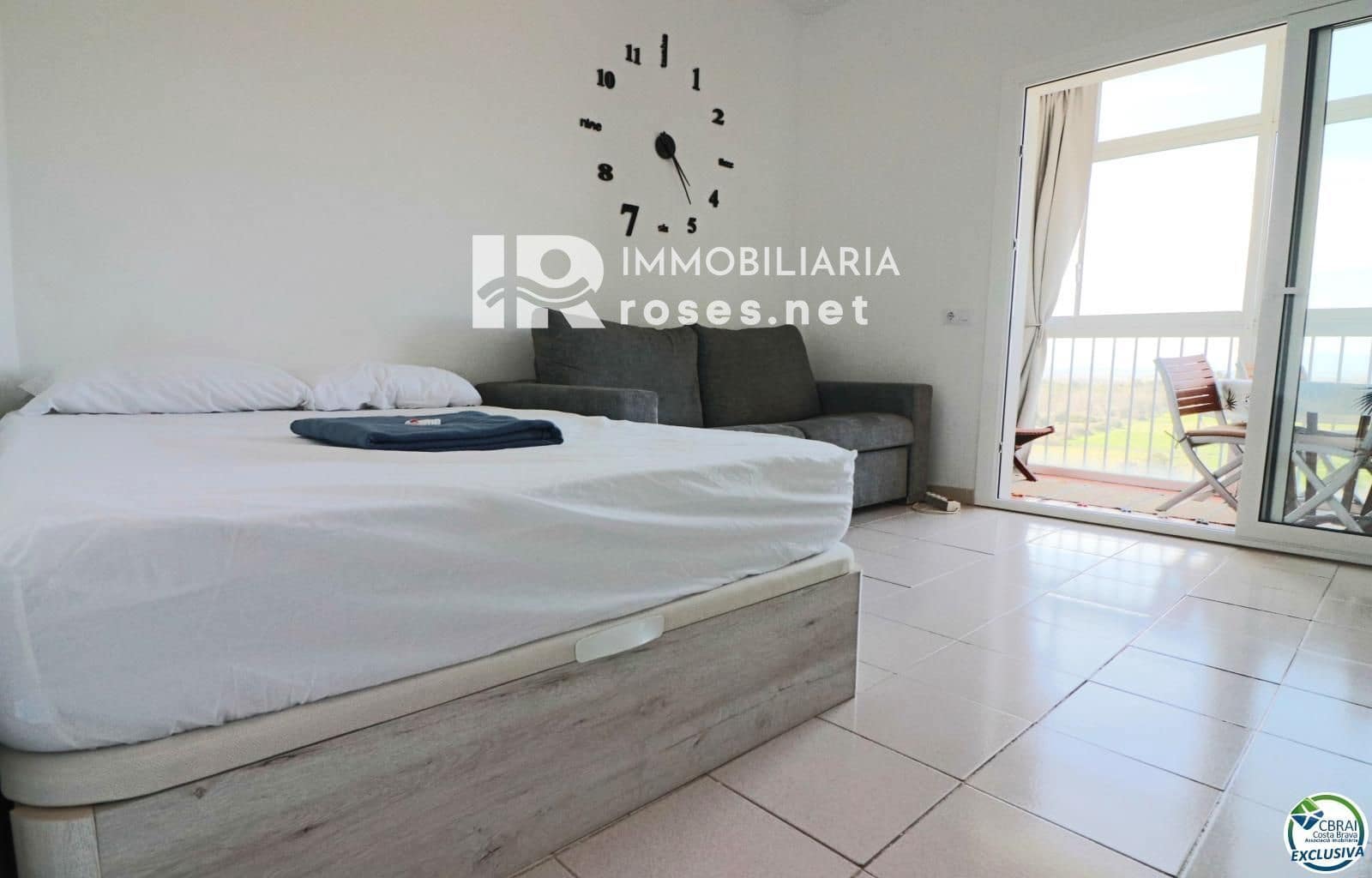 Flat for sale in Roses with pool - € 99,000 (Ref: 8913497)