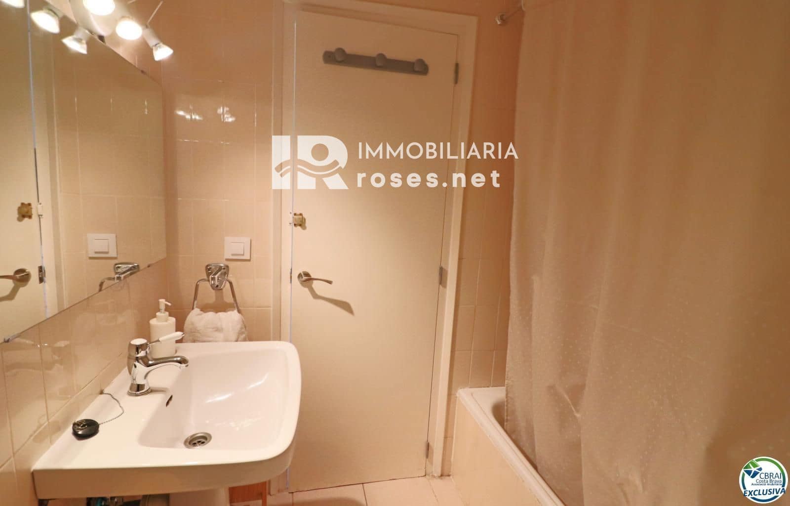 Flat for sale in Roses with pool - € 99,000 (Ref: 8913497)