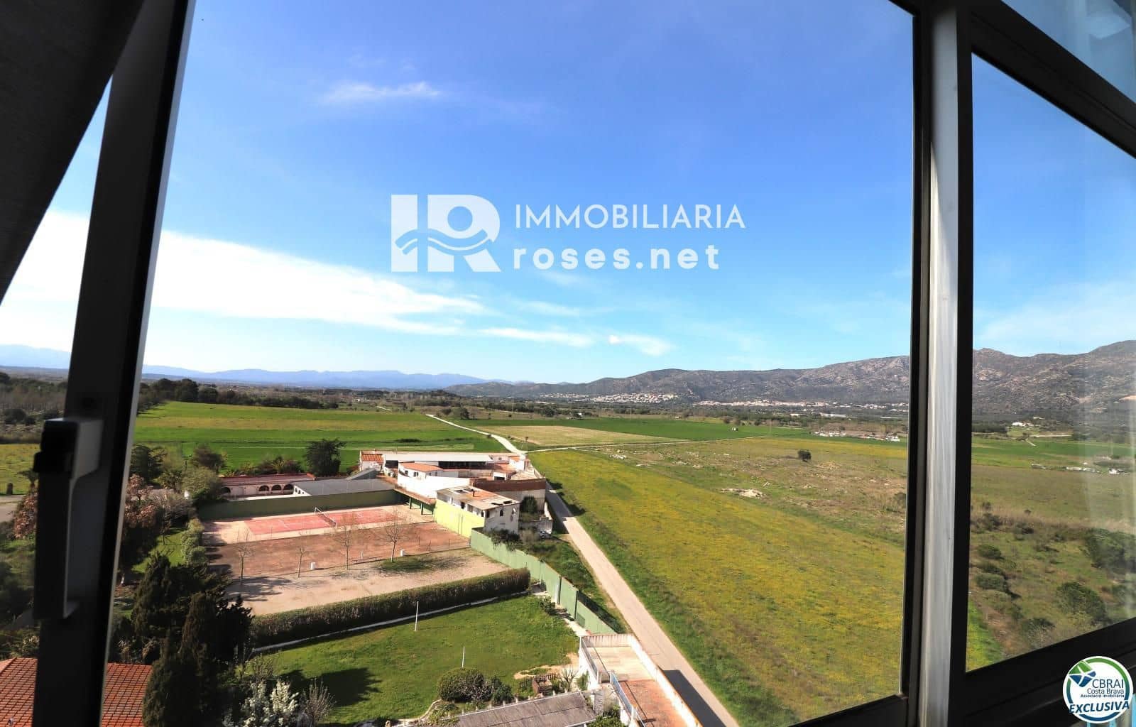 Flat for sale in Roses with pool - € 99,000 (Ref: 8913497)