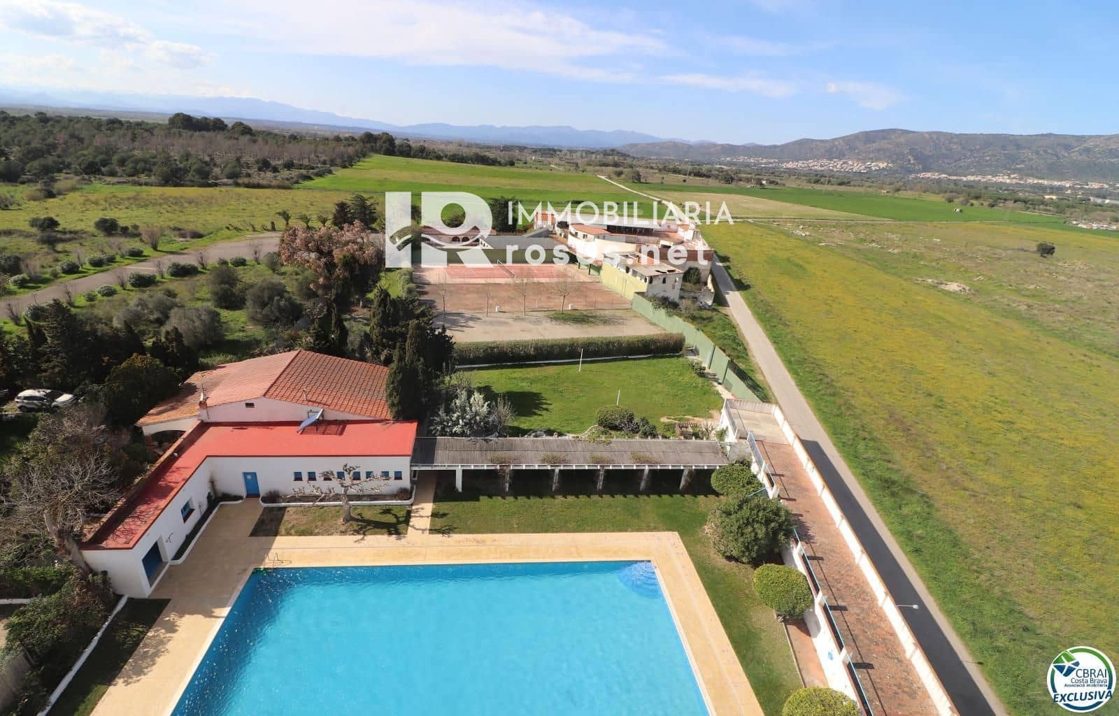 Flat for sale in Roses with pool - € 99,000 (Ref: 8913497)