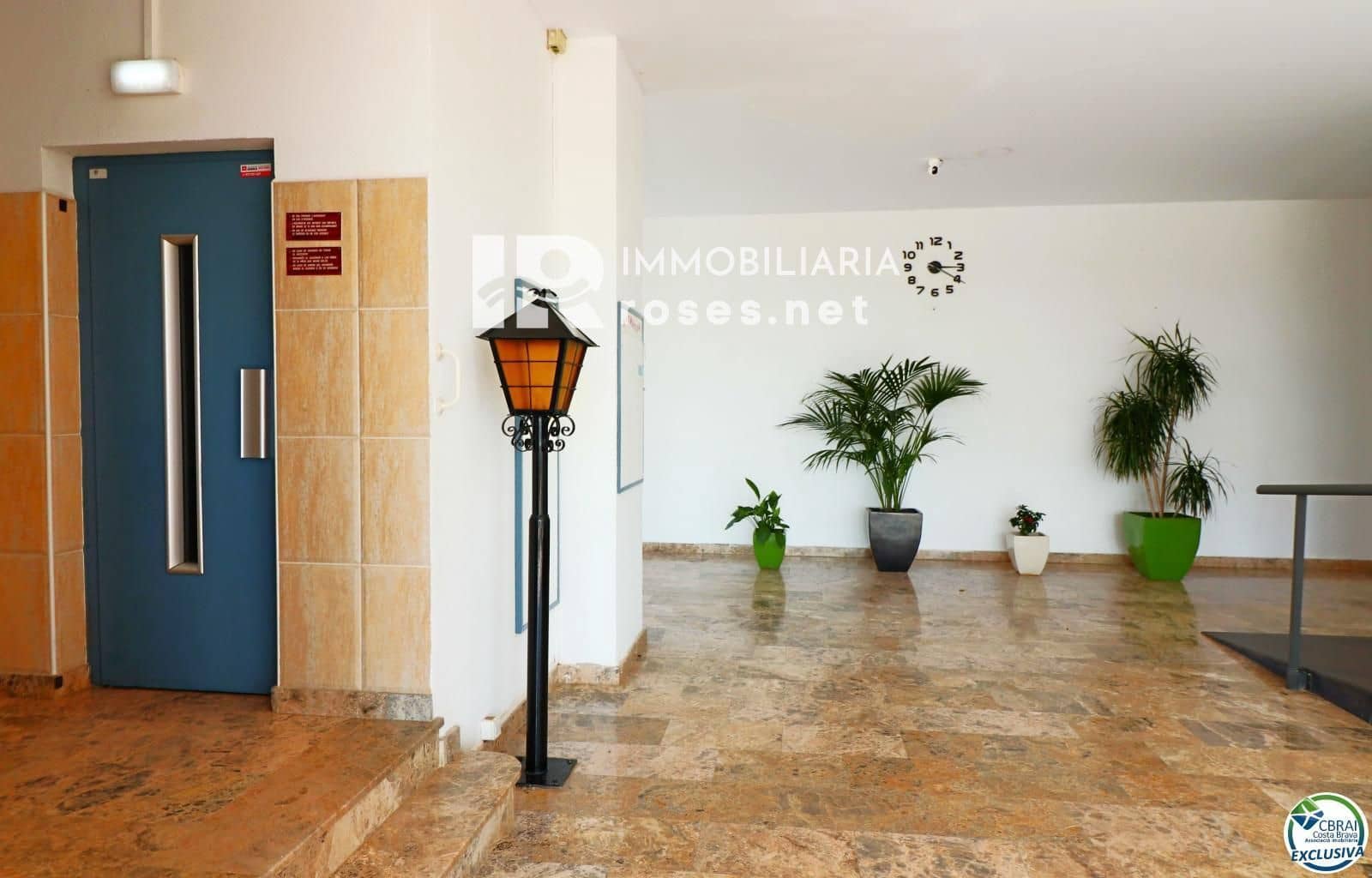 Flat for sale in Roses with pool - € 99,000 (Ref: 8913497)