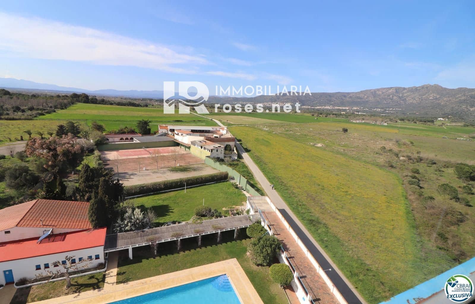 Flat for sale in Roses with pool - € 99,000 (Ref: 8913497)