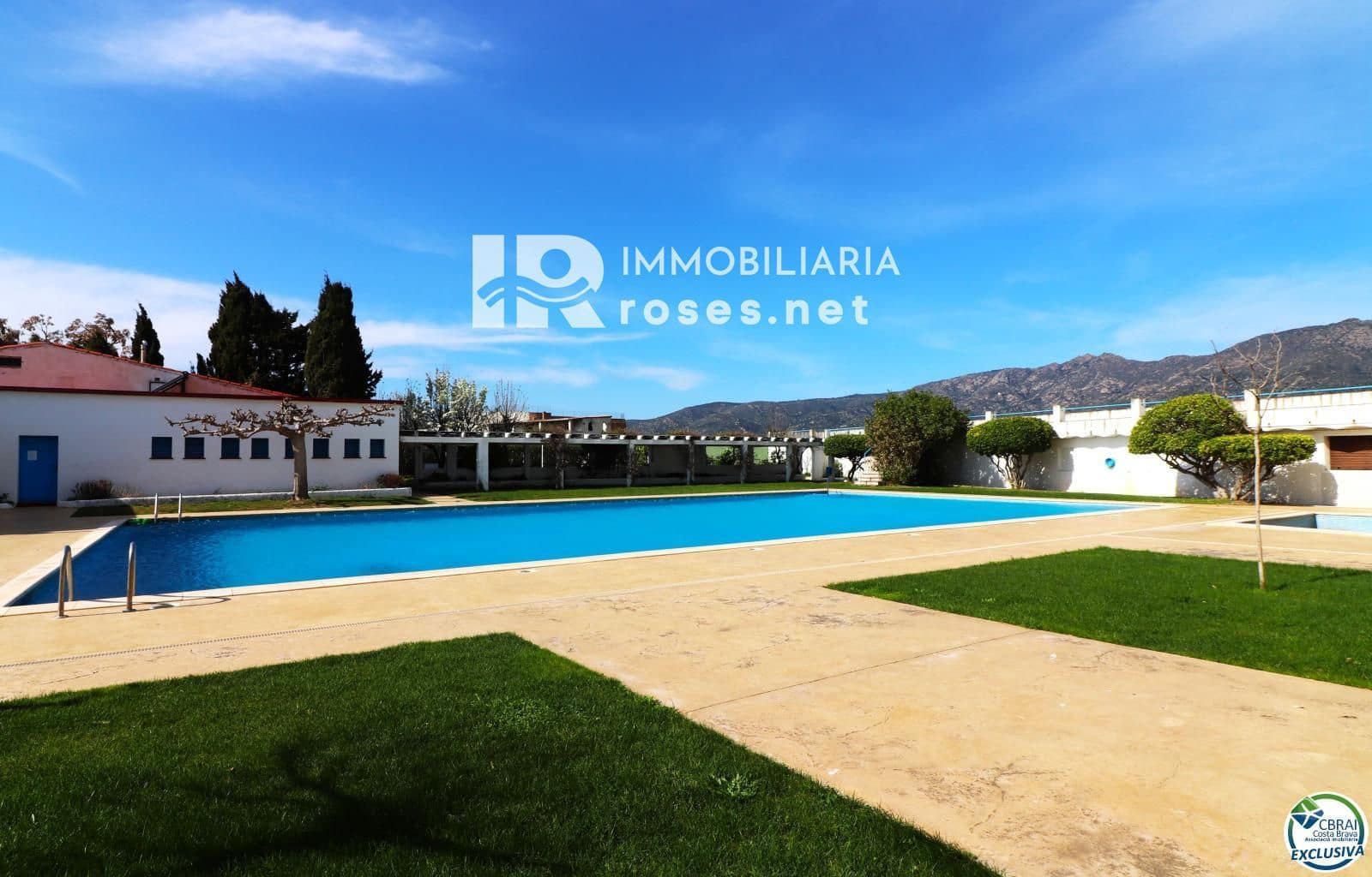Flat for sale in Roses with pool - € 99,000 (Ref: 8913497)