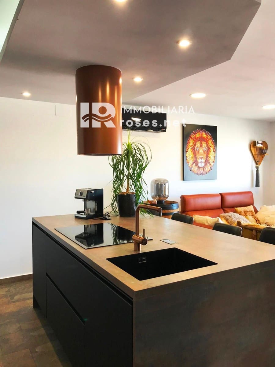 2 slaapkamer Flat te koop in Roses - € 275.000 (Ref: 9030435)