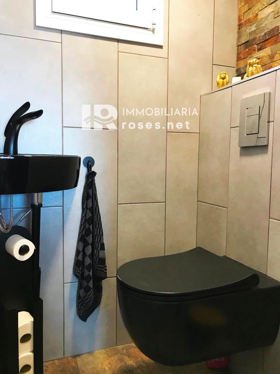 2 slaapkamer Flat te koop in Roses - € 275.000 (Ref: 9030435)