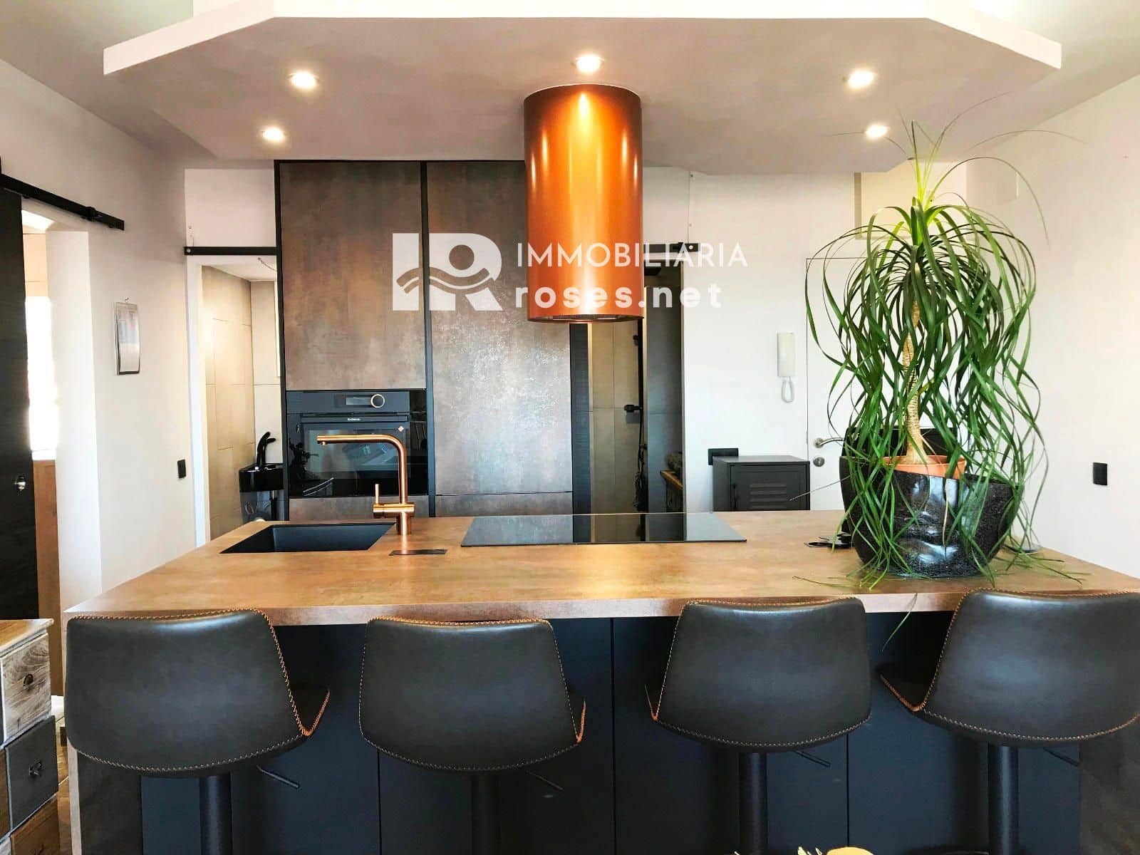 2 slaapkamer Flat te koop in Roses - € 275.000 (Ref: 9030435)