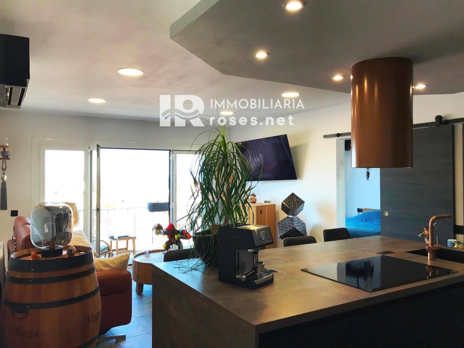 2 slaapkamer Flat te koop in Roses - € 275.000 (Ref: 9030435)