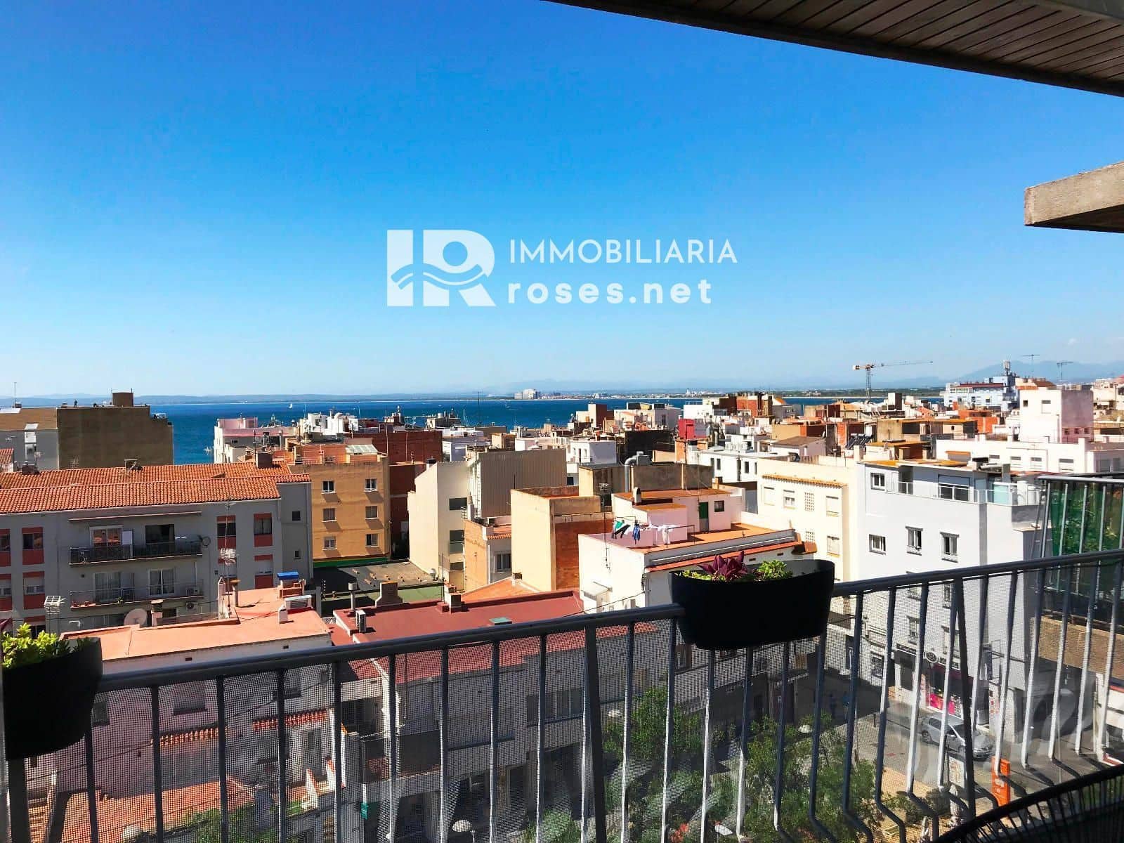 2 slaapkamer Flat te koop in Roses - € 275.000 (Ref: 9030435)