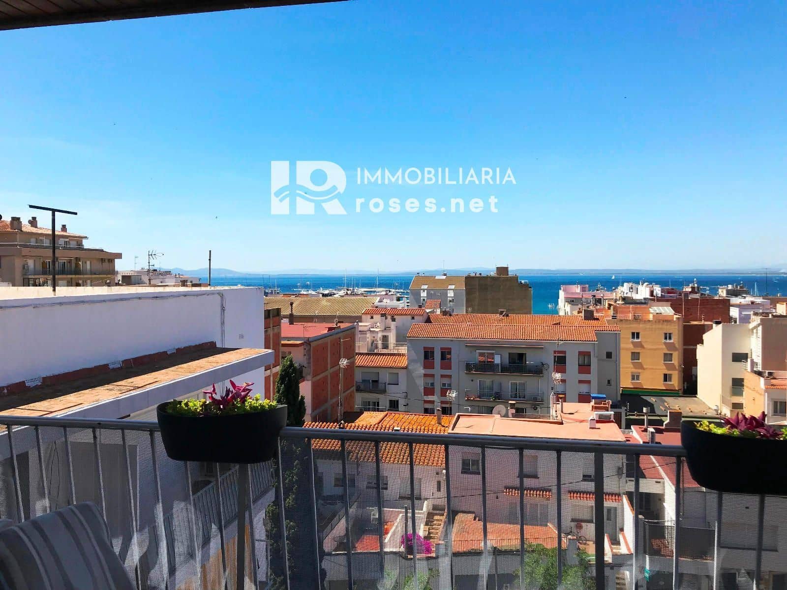 2 slaapkamer Flat te koop in Roses - € 275.000 (Ref: 9030435)