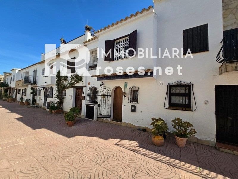 3 slaapkamer Villa te koop in Empuriabrava met garage - € 495.000 (Ref: 9073968)