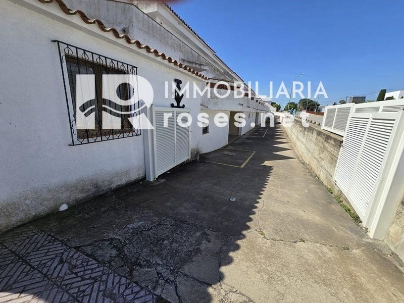 3 slaapkamer Villa te koop in Empuriabrava met garage - € 495.000 (Ref: 9073968)