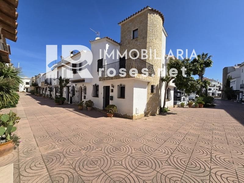 3 slaapkamer Villa te koop in Empuriabrava met garage - € 495.000 (Ref: 9073968)