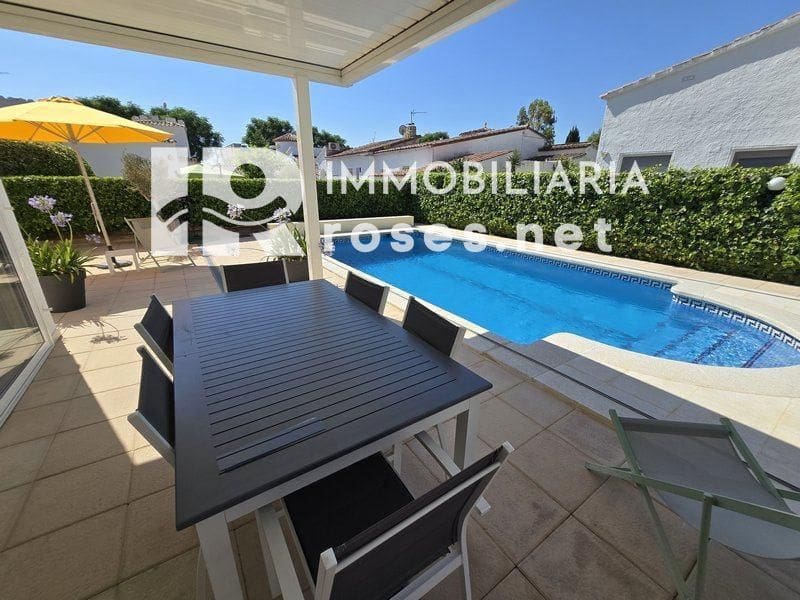 4 slaapkamer Villa te koop in Empuriabrava met zwembad garage - € 595.000 (Ref: 9112814)