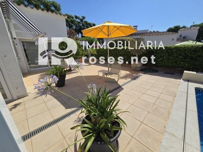 4 slaapkamer Villa te koop in Empuriabrava met zwembad garage - € 595.000 (Ref: 9112814)