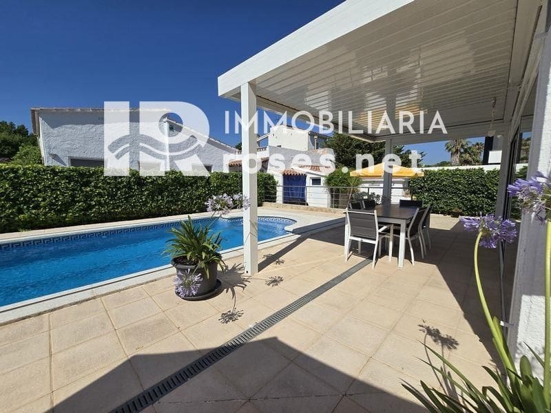 4 slaapkamer Villa te koop in Empuriabrava met zwembad garage - € 595.000 (Ref: 9112814)