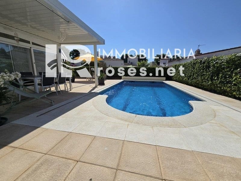 4 slaapkamer Villa te koop in Empuriabrava met zwembad garage - € 595.000 (Ref: 9112814)