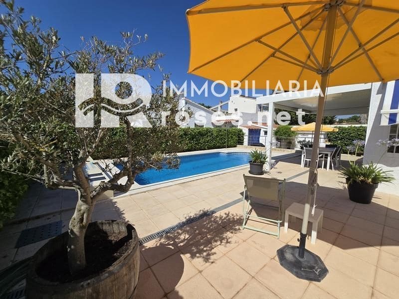 4 slaapkamer Villa te koop in Empuriabrava met zwembad garage - € 595.000 (Ref: 9112814)