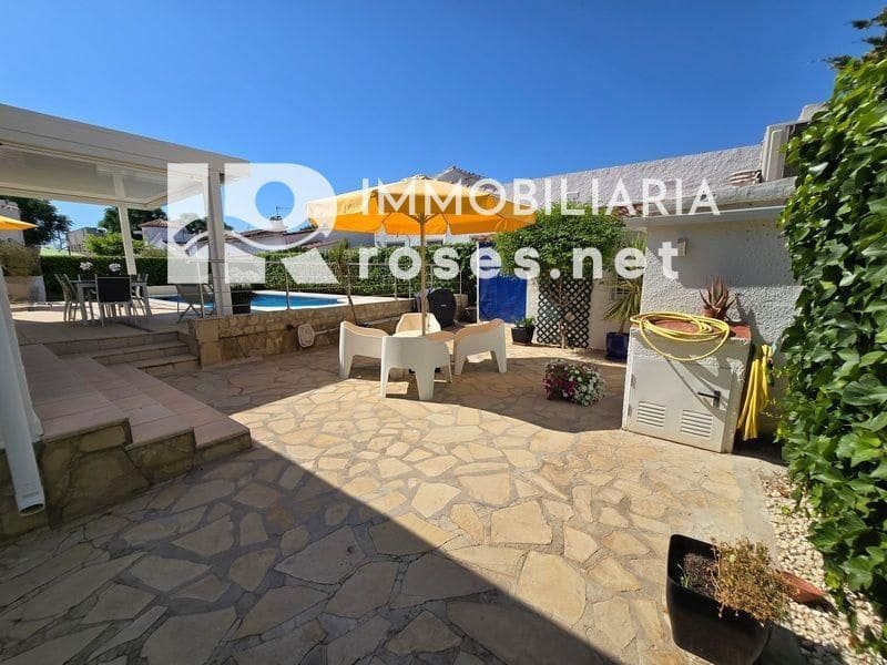 4 slaapkamer Villa te koop in Empuriabrava met zwembad garage - € 595.000 (Ref: 9112814)