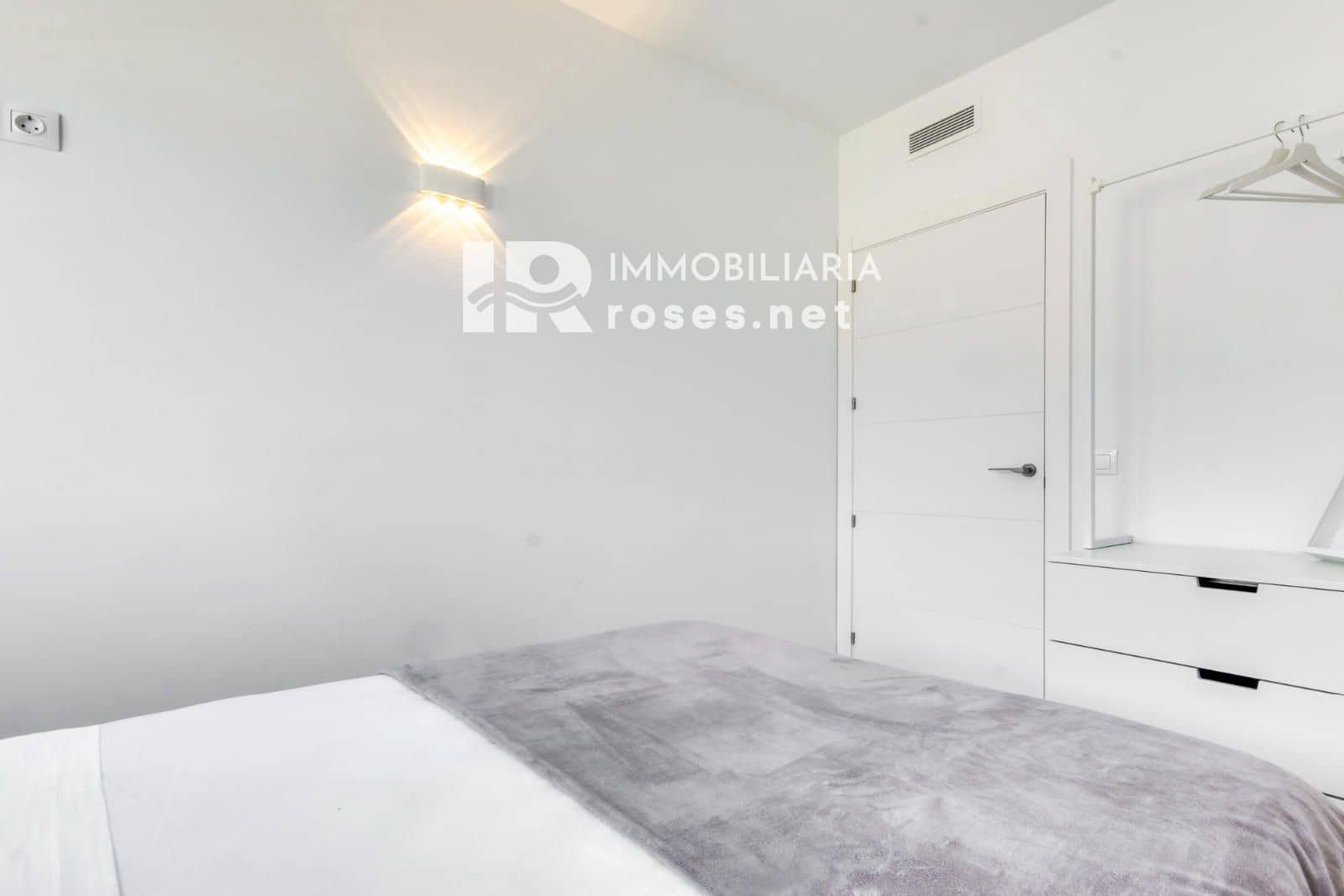 2 slaapkamer Flat te koop in Roses - € 205.000 (Ref: 9147694)