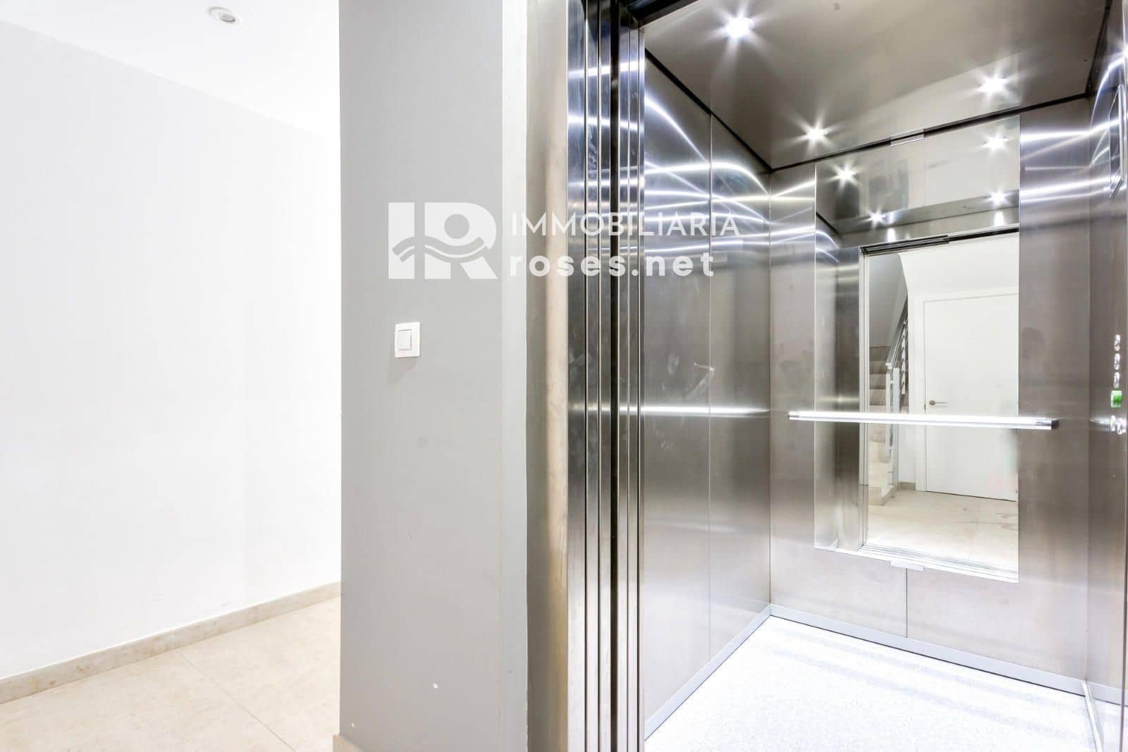 2 slaapkamer Flat te koop in Roses - € 205.000 (Ref: 9147694)