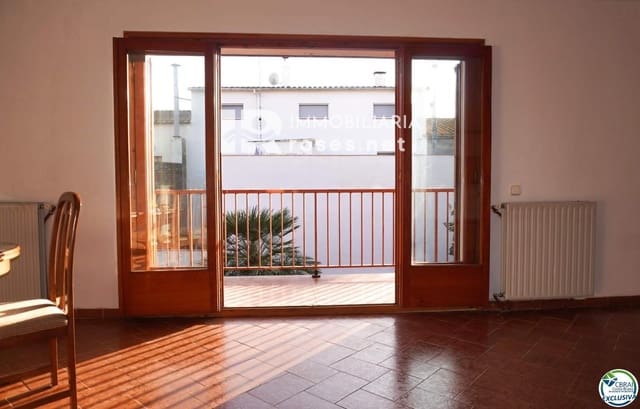 4 bedroom Villa for sale in Vila-sacra with garage - € 280,000 (Ref: 9208713)