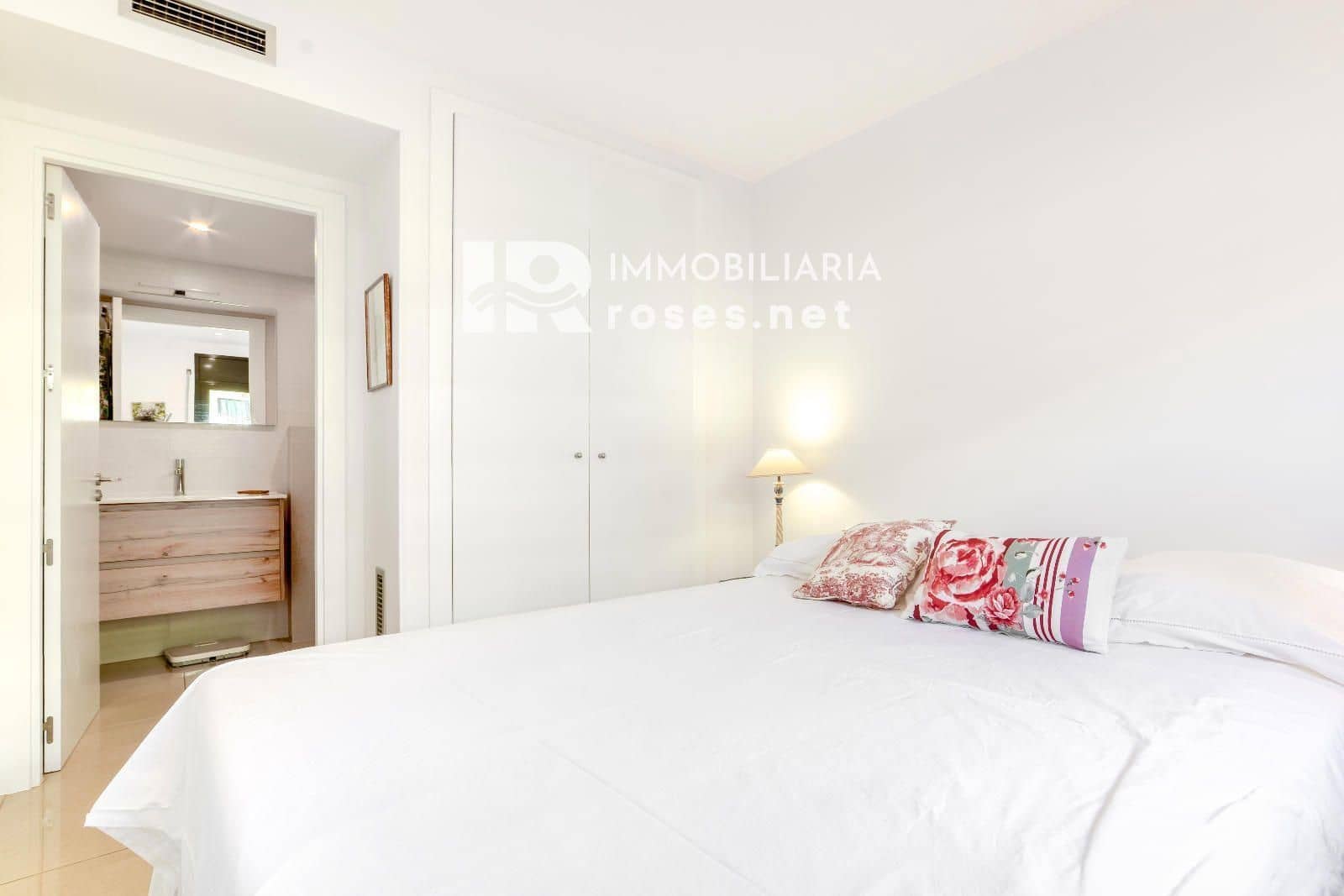 2 slaapkamer Flat te koop in Roses met zwembad - € 480.000 (Ref: 9253744)