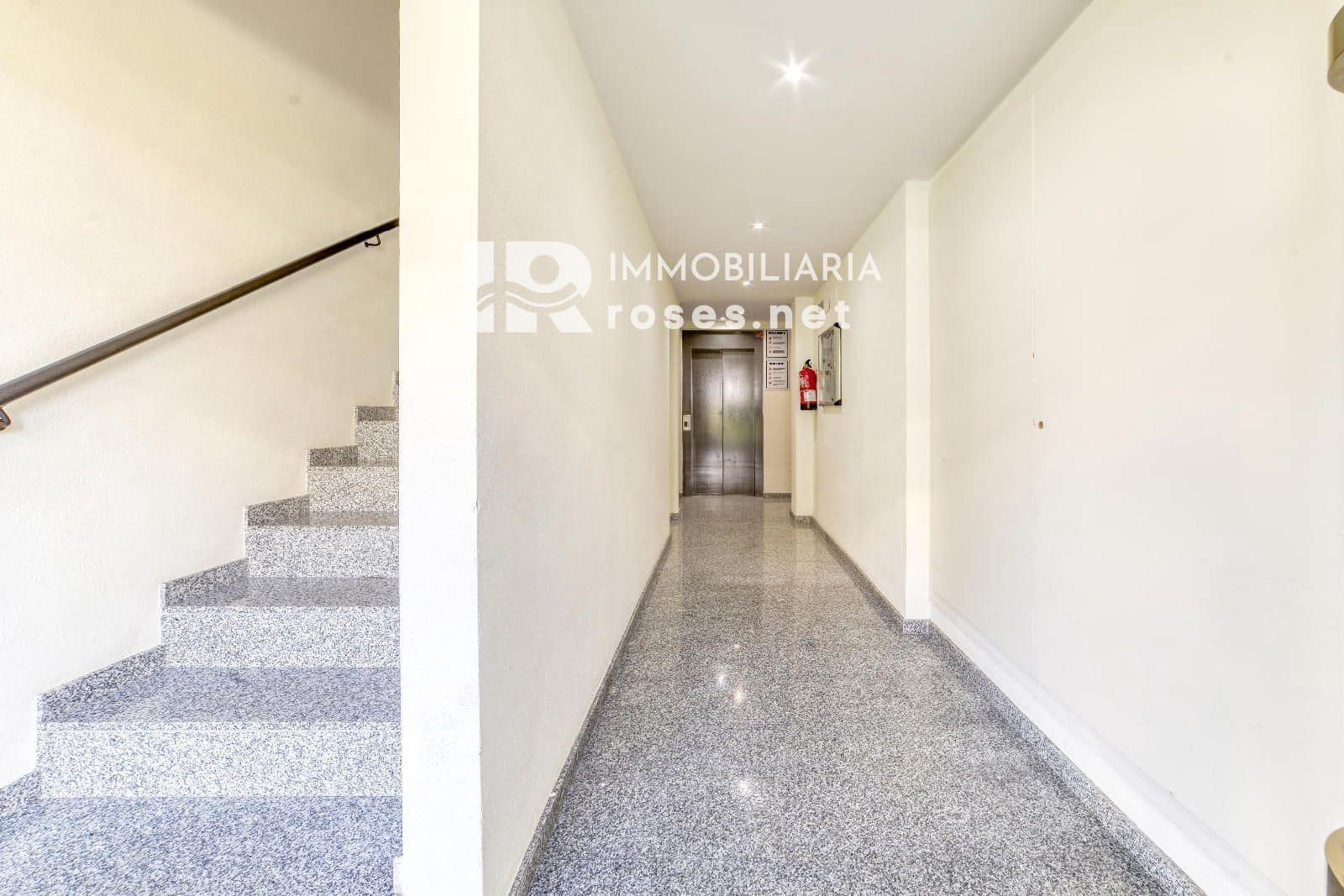 2 slaapkamer Flat te koop in Roses met zwembad - € 480.000 (Ref: 9253744)