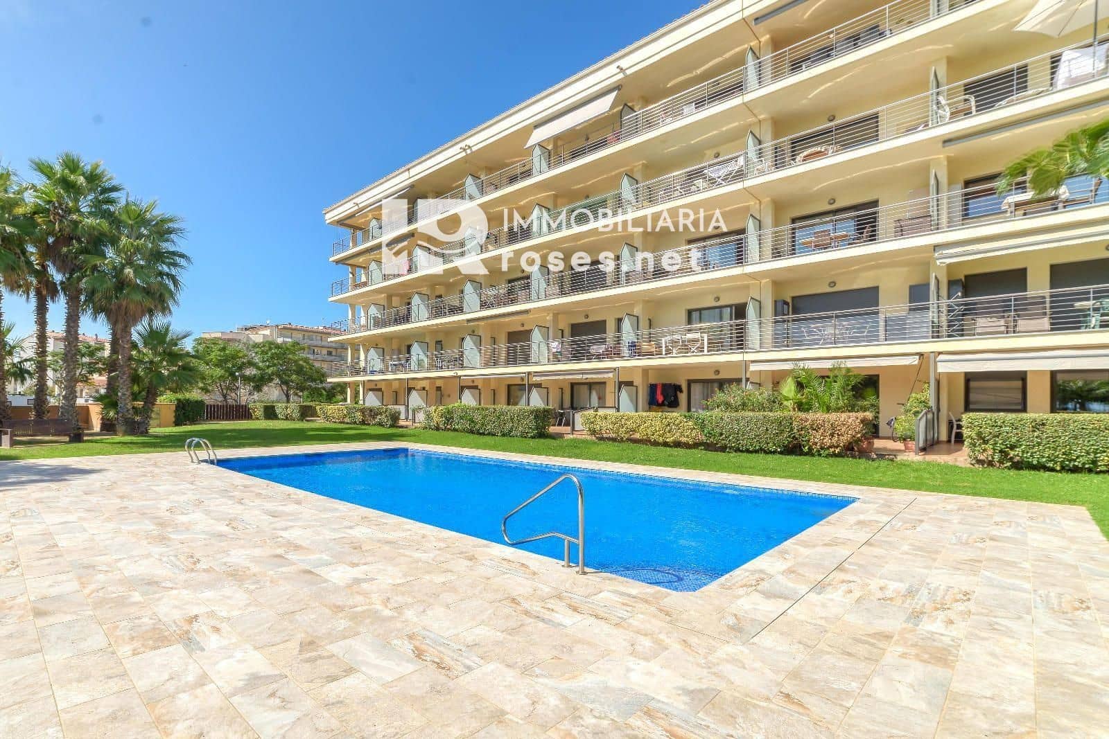 2 slaapkamer Flat te koop in Roses met zwembad - € 480.000 (Ref: 9253744)