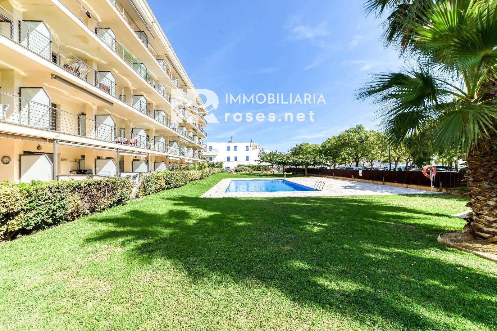 2 slaapkamer Flat te koop in Roses met zwembad - € 480.000 (Ref: 9253744)