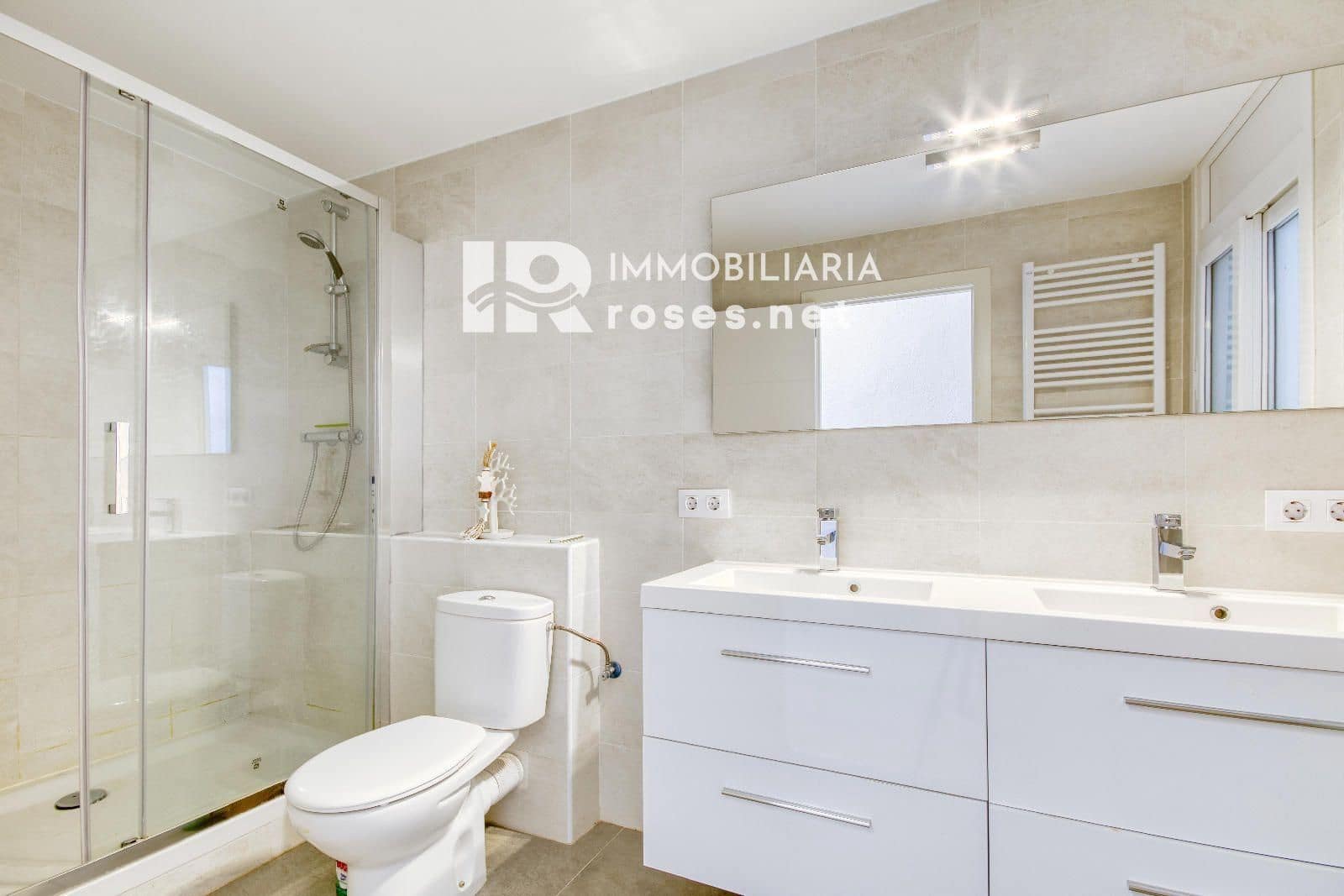 2 bedroom Flat for sale in Roses - € 239,000 (Ref: 9311399)