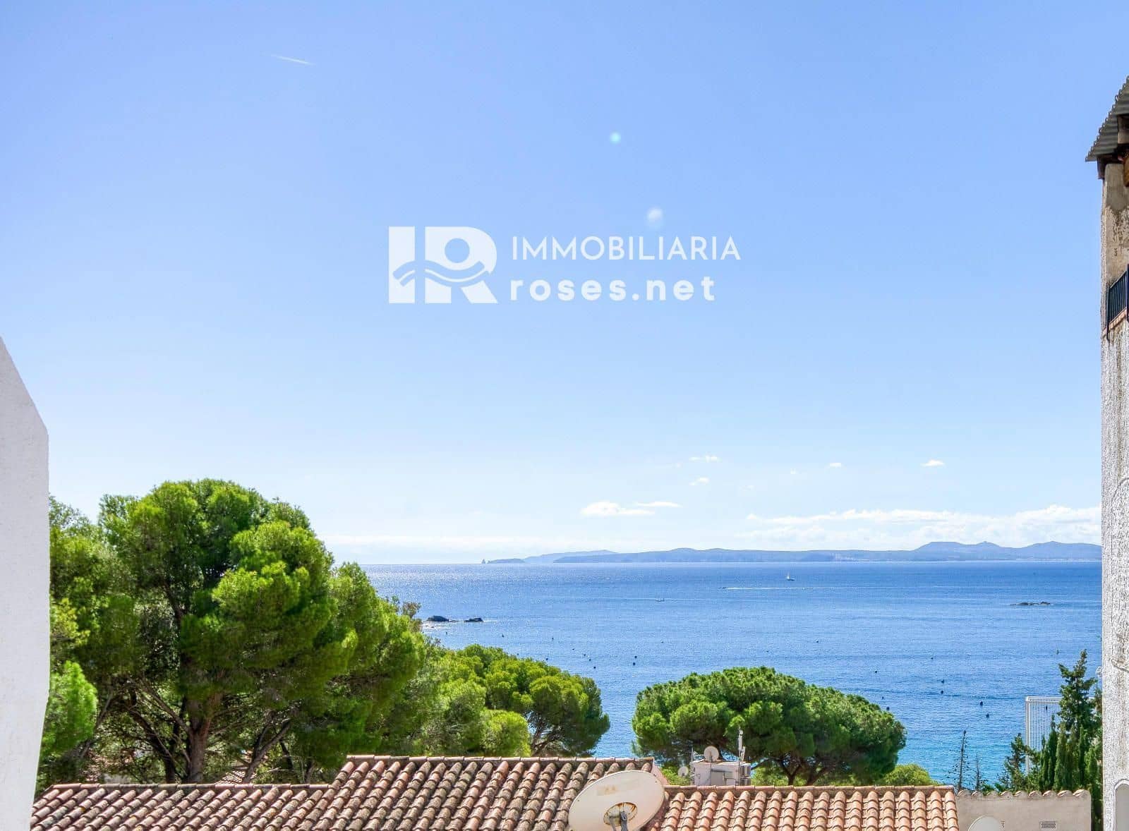 2 bedroom Flat for sale in Roses - € 239,000 (Ref: 9311399)