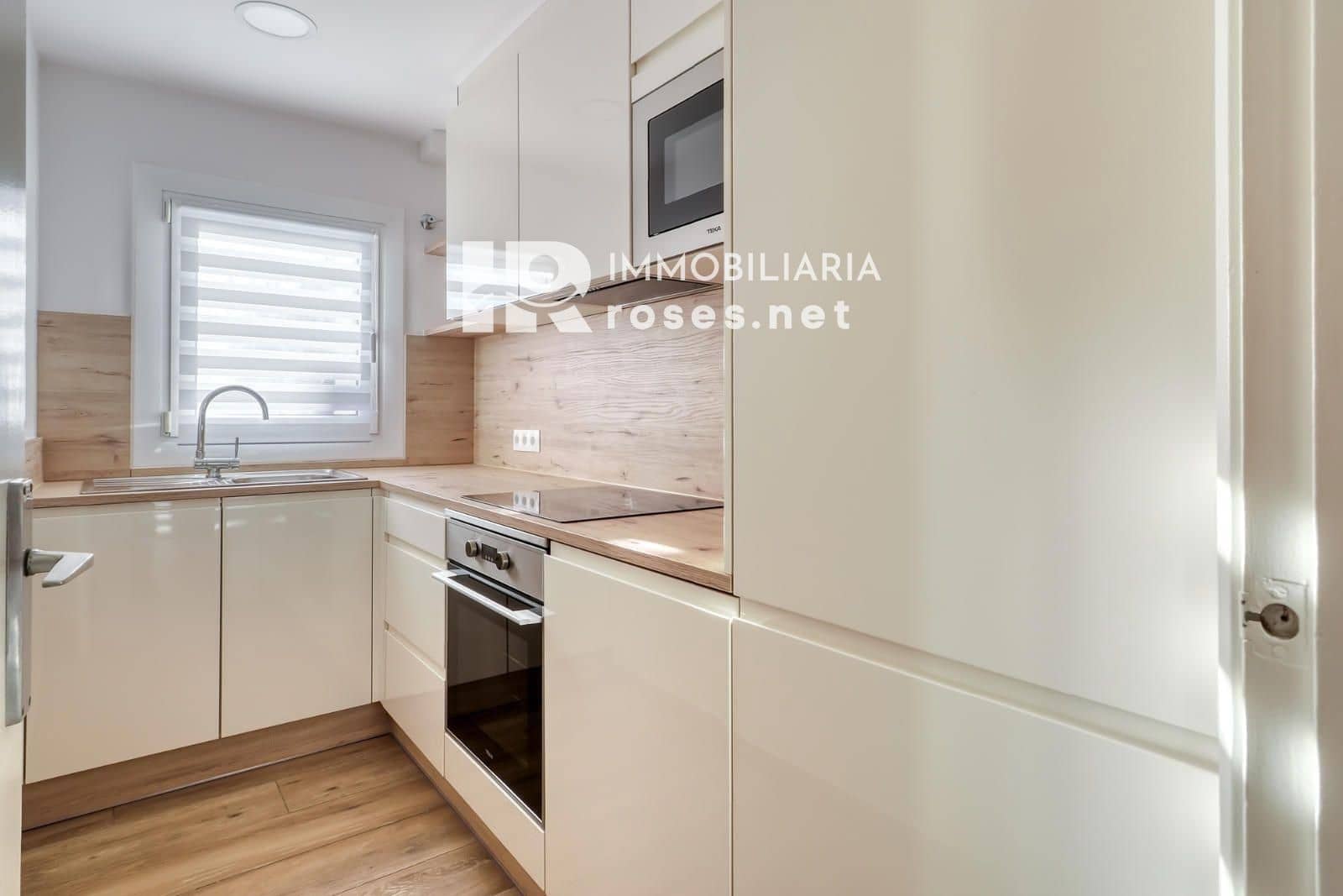 3 slaapkamer Flat te koop in Roses met zwembad - € 215.000 (Ref: 9449326)