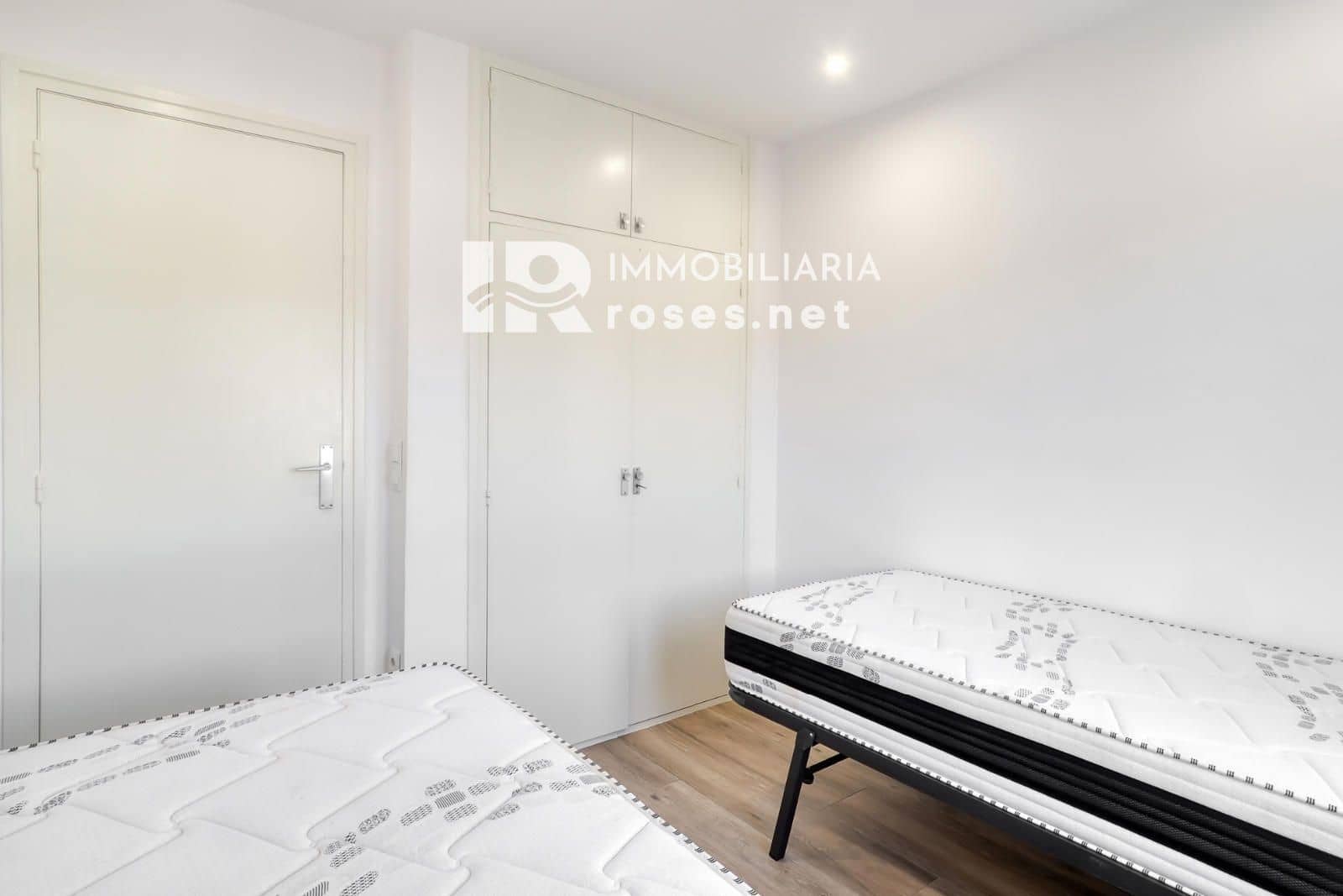 3 slaapkamer Flat te koop in Roses met zwembad - € 215.000 (Ref: 9449326)