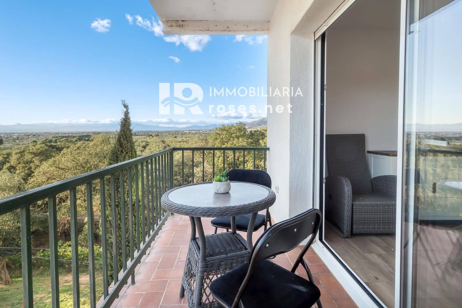 3 slaapkamer Flat te koop in Roses met zwembad - € 215.000 (Ref: 9449326)